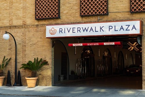 Riverwalk Plaza Hotel - image 49