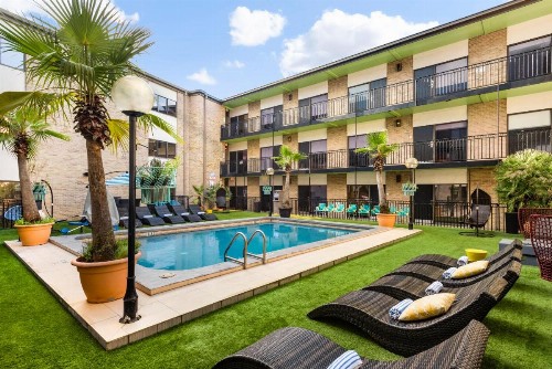 Riverwalk Plaza Hotel - image 7