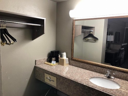 Days Inn by Wyndham N.W. Medical Center - image 24