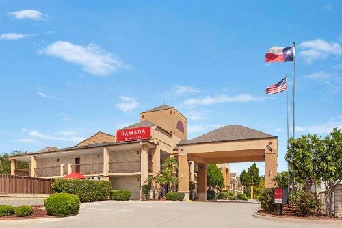 Ramada by Wyndham San Antonio/Near SeaWorld - image 1
