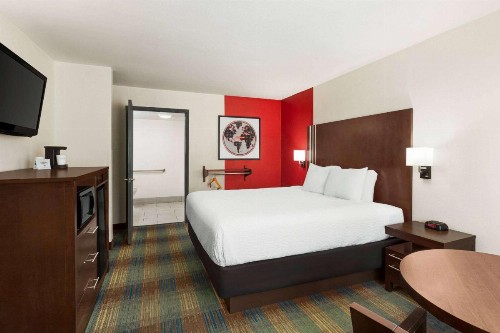 Ramada by Wyndham San Antonio/Near SeaWorld - image 13