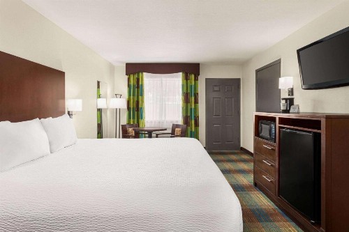 Ramada by Wyndham San Antonio/Near SeaWorld - image 27