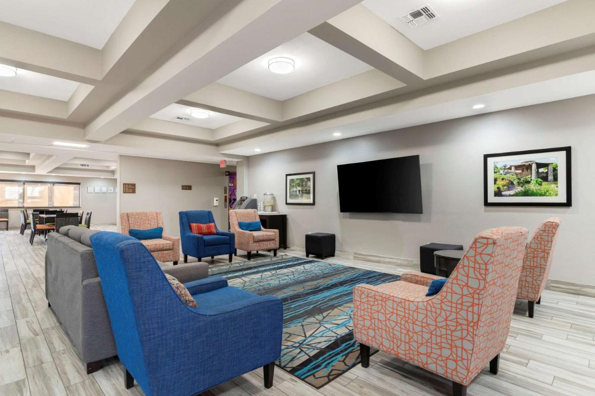Comfort Inn & Suites Near Medical Center - image 3