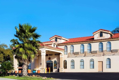Days Inn by Wyndham San Antonio Northwest/Seaworld - image 2