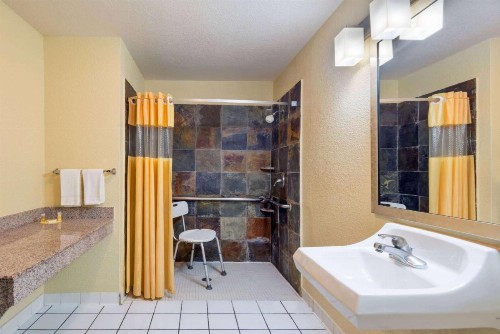 Days Inn by Wyndham San Antonio Northwest/Seaworld - image 4