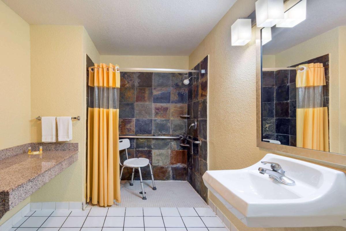 Days Inn by Wyndham San Antonio Northwest/Seaworld - image 4