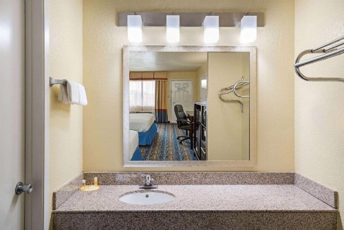 Days Inn by Wyndham San Antonio Northwest/Seaworld - image 5