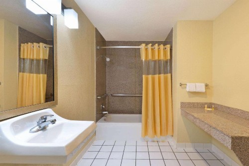 Days Inn by Wyndham San Antonio Northwest/Seaworld - image 6