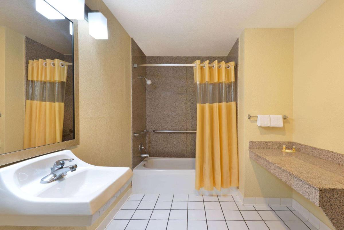 Days Inn by Wyndham San Antonio Northwest/Seaworld - image 6