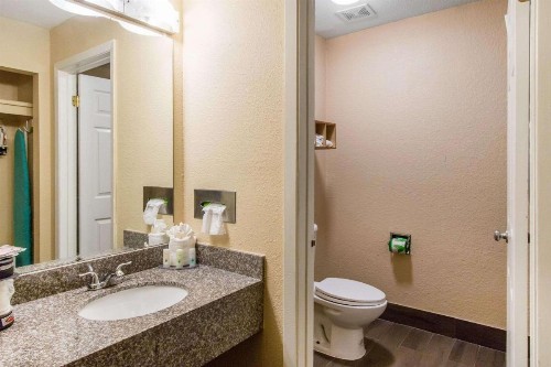 Quality Inn & Suites I-35 near AT&T Center - image 35