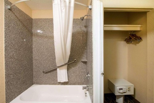 Quality Inn & Suites I-35 near AT&T Center - image 5