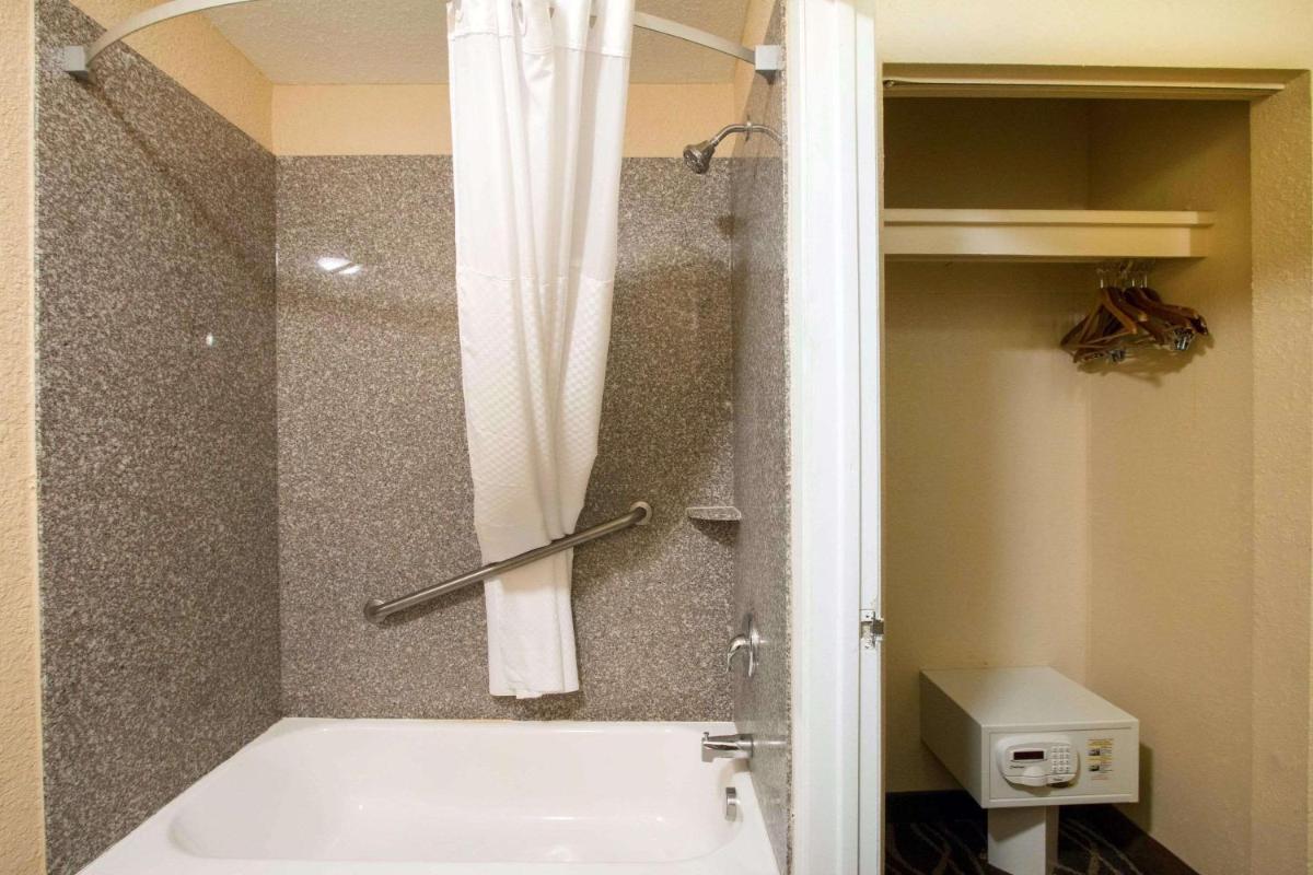 Quality Inn & Suites I-35 near AT&T Center - image 5