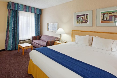 Holiday Inn Express Hotel & Suites San Antonio - Rivercenter Area an IHG Hotel - image 2