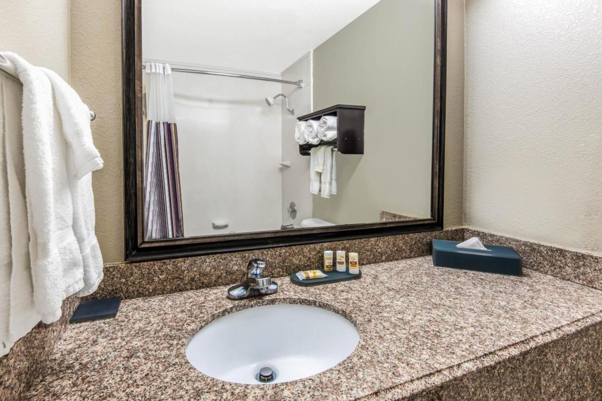 La Quinta Inn by Wyndham San Antonio Brooks City Base - image 6