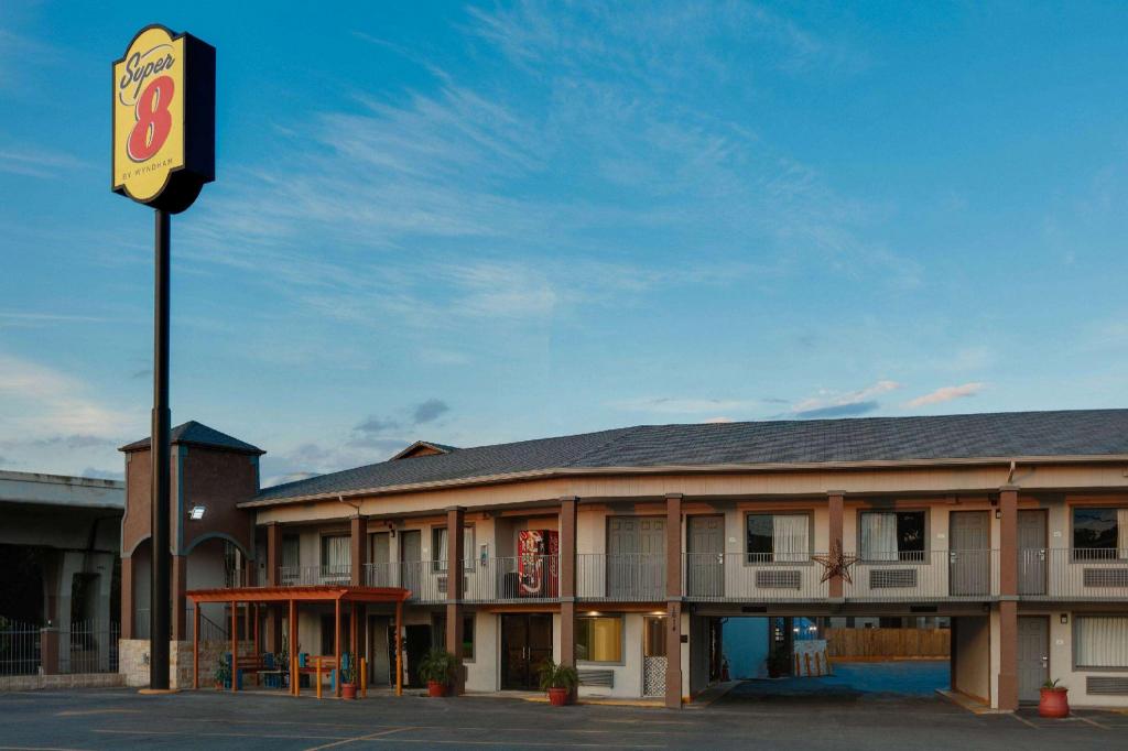 Super 8 by Wyndham San Antonio Downtown / Museum Reach - image 7