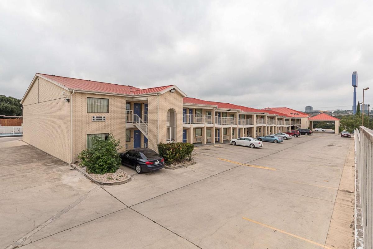 Motel 6-San Antonio TX - Fiesta Trails - image 7