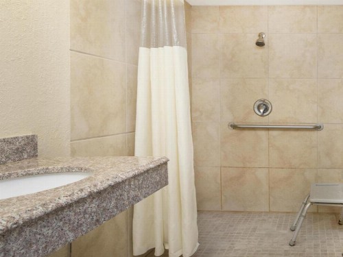 Super 8 by Wyndham San Antonio at I-10 - image 11
