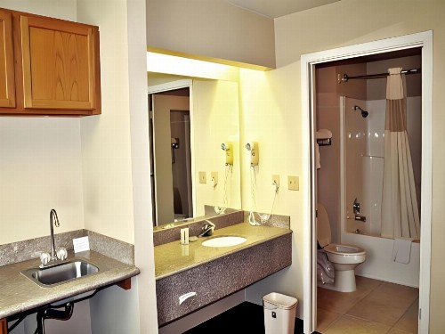 Super 8 by Wyndham San Antonio at I-10 - image 17