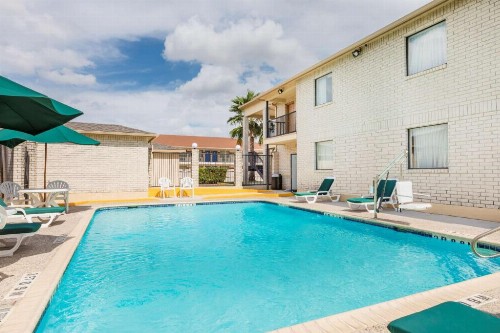 Super 8 by Wyndham San Antonio at I-10 - image 3