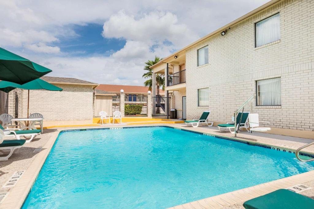 Super 8 by Wyndham San Antonio at I-10 - image 3