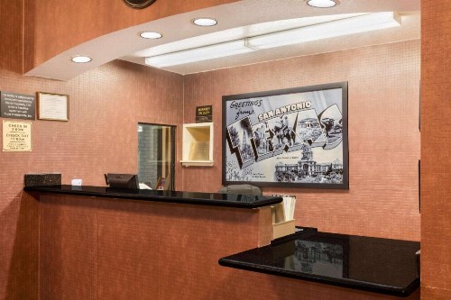 Super 8 by Wyndham San Antonio at I-10 - image 4
