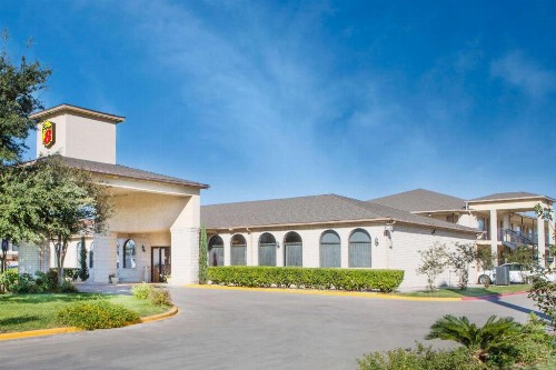 Super 8 by Wyndham San Antonio at I-10 - image 5