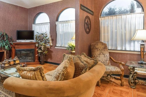 Super 8 by Wyndham San Antonio at I-10 - image 7