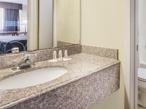 Super 8 by Wyndham San Antonio at I-10 - image 9