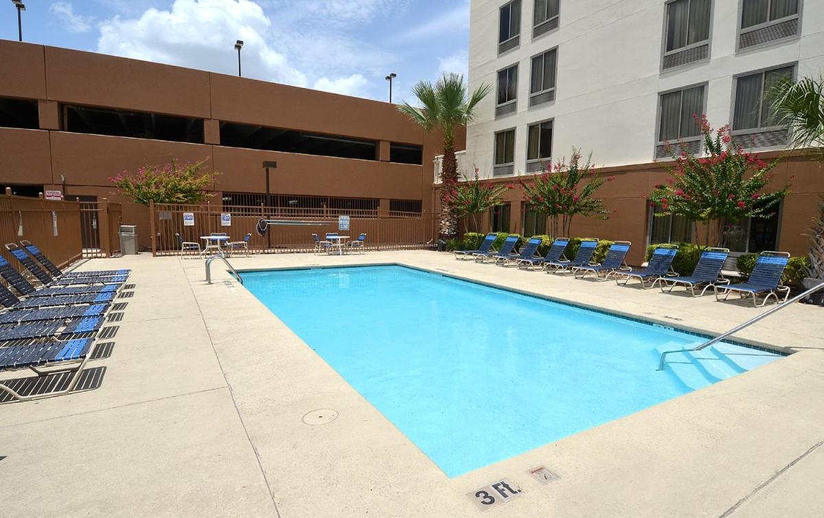 Red Roof Inn PLUS+ San Antonio Downtown - Riverwalk - image 5