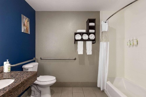 La Quinta Inn & Suites by Wyndham San Antonio North Stone Oak - image 10