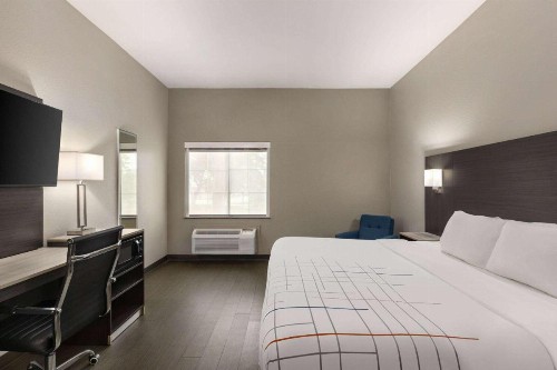 La Quinta Inn & Suites by Wyndham San Antonio North Stone Oak - image 13