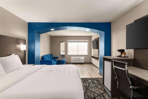 La Quinta Inn & Suites by Wyndham San Antonio North Stone Oak - image 15