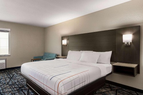 La Quinta Inn & Suites by Wyndham San Antonio North Stone Oak - image 16
