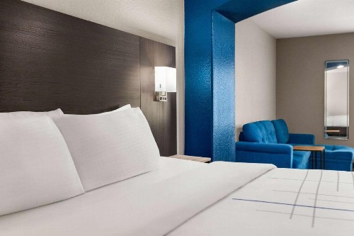 La Quinta Inn & Suites by Wyndham San Antonio North Stone Oak - image 17