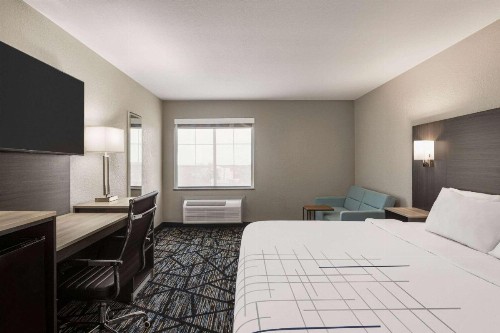 La Quinta Inn & Suites by Wyndham San Antonio North Stone Oak - image 18