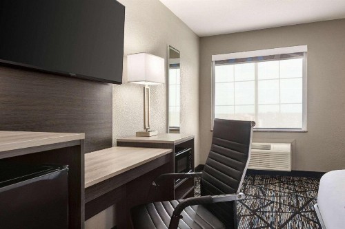 La Quinta Inn & Suites by Wyndham San Antonio North Stone Oak - image 19