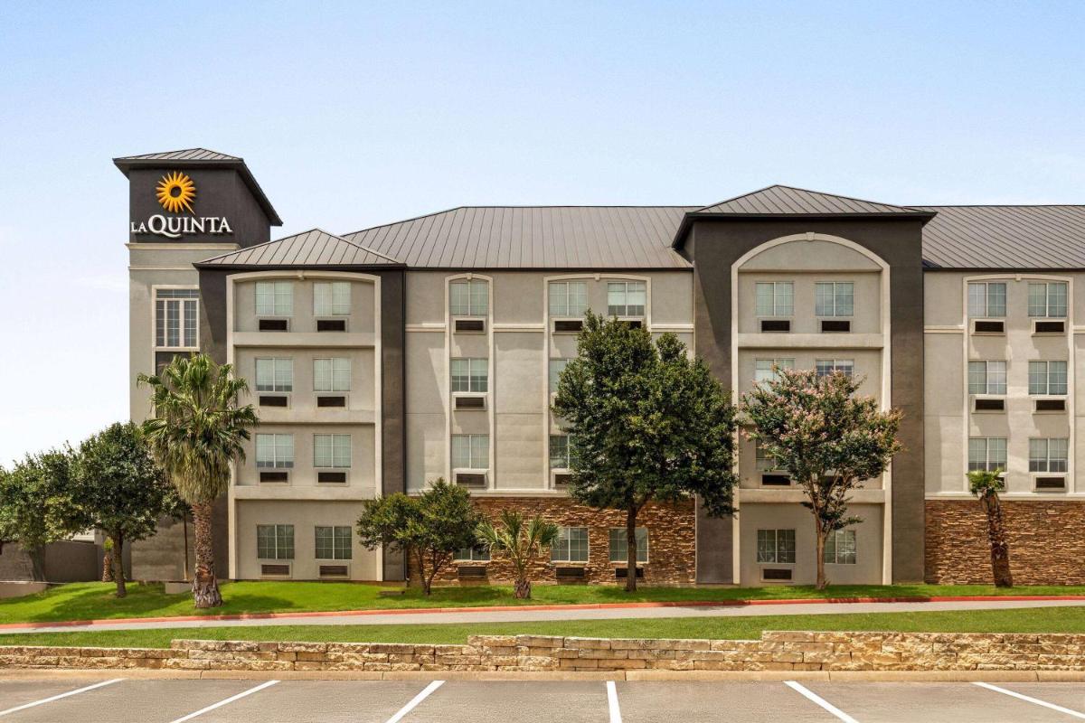 La Quinta Inn & Suites by Wyndham San Antonio North Stone Oak - image 2