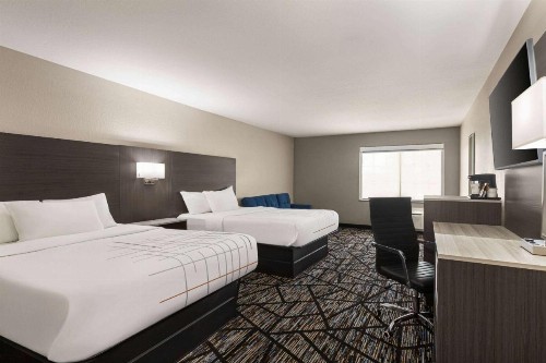 La Quinta Inn & Suites by Wyndham San Antonio North Stone Oak - image 20