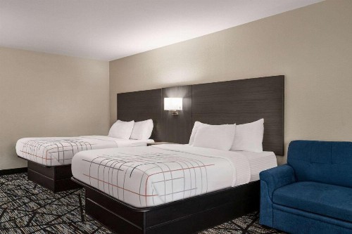 La Quinta Inn & Suites by Wyndham San Antonio North Stone Oak - image 21