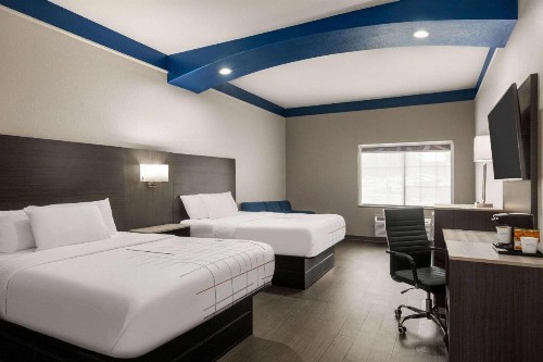 La Quinta Inn & Suites by Wyndham San Antonio North Stone Oak - image 22