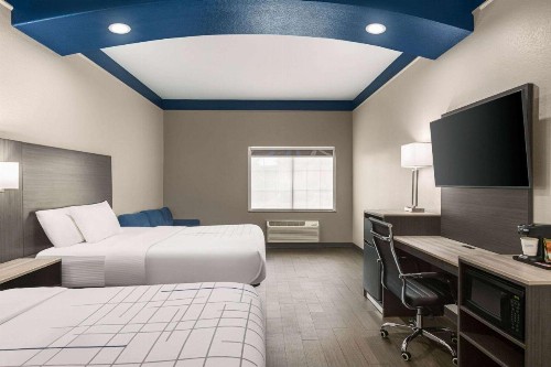 La Quinta Inn & Suites by Wyndham San Antonio North Stone Oak - image 23