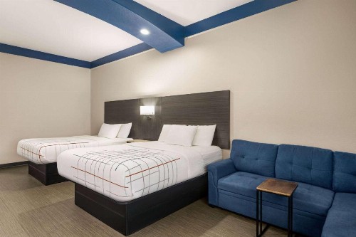 La Quinta Inn & Suites by Wyndham San Antonio North Stone Oak - image 24