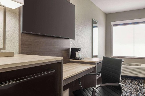 La Quinta Inn & Suites by Wyndham San Antonio North Stone Oak - image 27