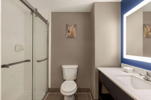 La Quinta Inn & Suites by Wyndham San Antonio North Stone Oak - image 28