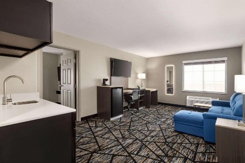 La Quinta Inn & Suites by Wyndham San Antonio North Stone Oak - image 29