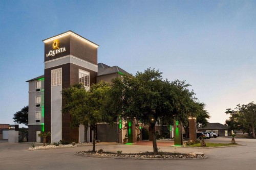 La Quinta Inn & Suites by Wyndham San Antonio North Stone Oak - image 3