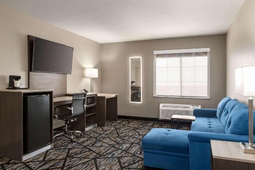 La Quinta Inn & Suites by Wyndham San Antonio North Stone Oak - image 30