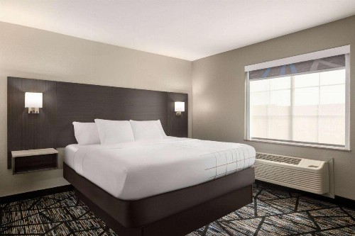 La Quinta Inn & Suites by Wyndham San Antonio North Stone Oak - image 31