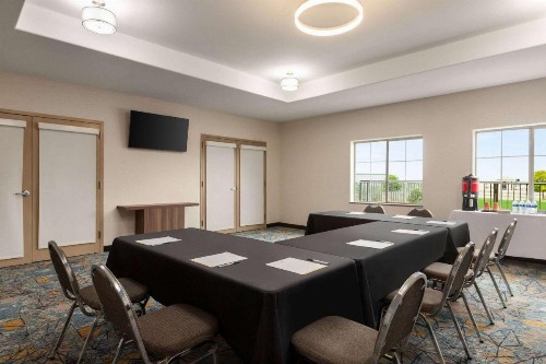 La Quinta Inn & Suites by Wyndham San Antonio North Stone Oak - image 32