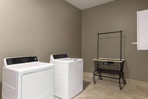 La Quinta Inn & Suites by Wyndham San Antonio North Stone Oak - image 33